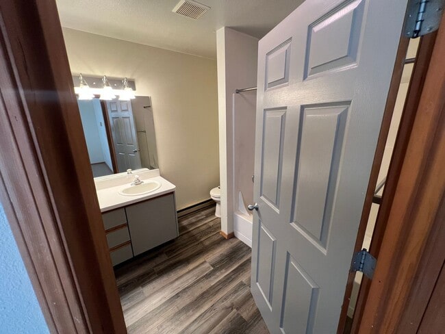 Building Photo - 1 Bed/1 Bath Apartment Across Millers Landing Park - Riverside Ave