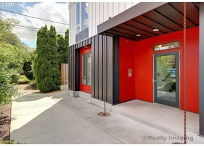 Building Photo - First Floor Front Facing Vibrant Stylish O...