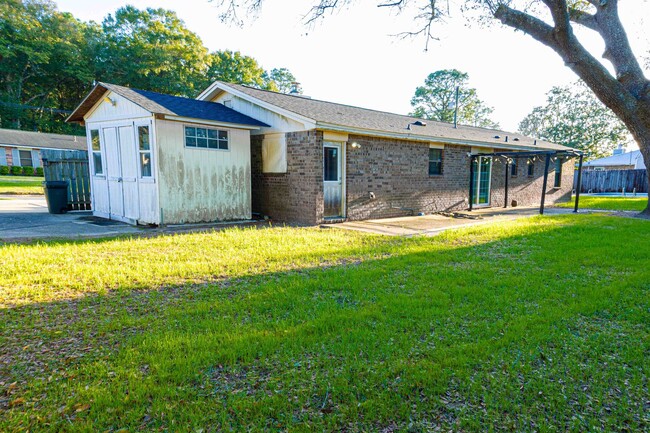 Building Photo - Charming 3-Bedroom Home with In-Ground Poo...