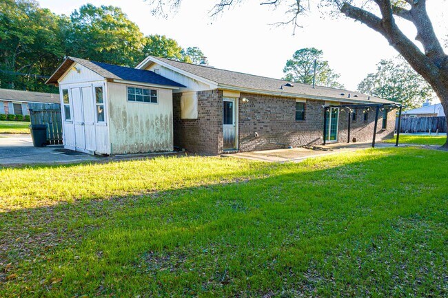 Building Photo - Charming 3-Bedroom Home with In-Ground Pool & Fenced Yard