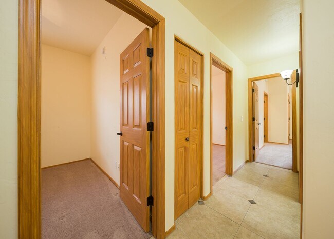 Building Photo - Beautiful Spacious NW home