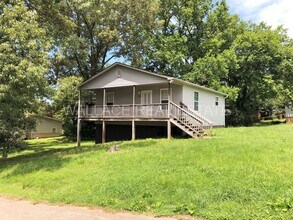 Building Photo - SOUTH KNOX CHARMER ...  2 BEDROOM AND 1 BATH