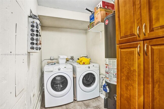 Building Photo - 9910 Bahama Dr
