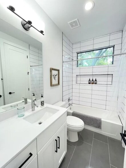 Building Photo - 2009 Canterbury St