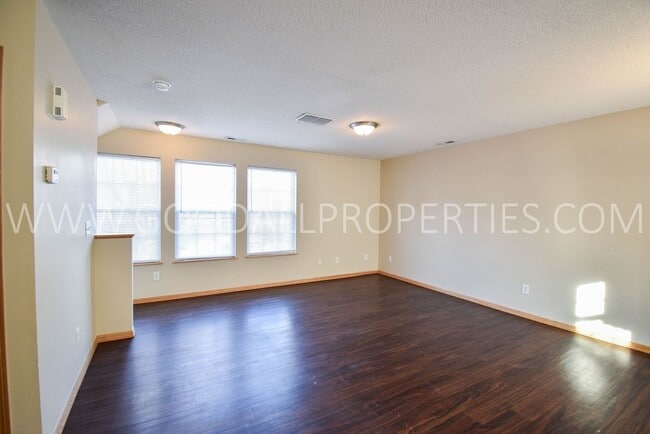 Building Photo - RENT REDUCED!!! 2 Bedroom 2 Bath Townhome in Urbandale with attached 2 car garage!