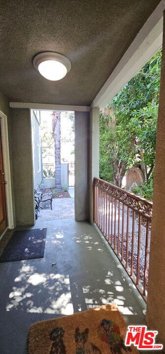 Building Photo - 451 S Doheny Dr