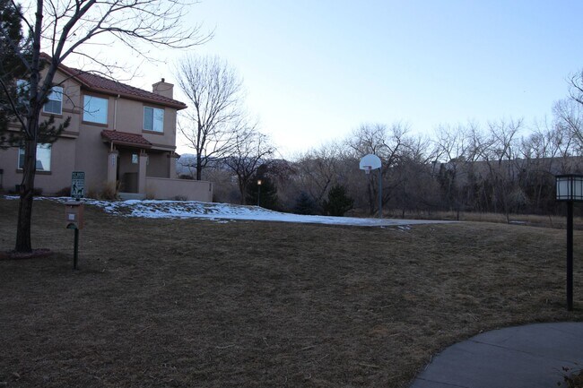 Building Photo - Beautiful 2bdrm 3 bath 2 car garage townhome