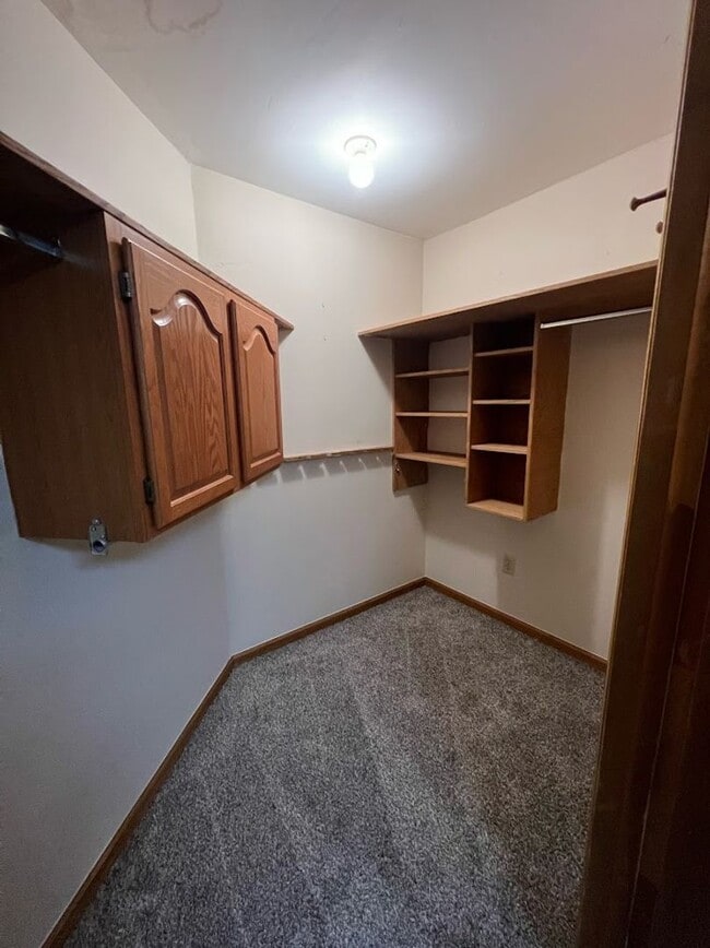 Building Photo - Long Realty & Property Management - 5 Bedr...