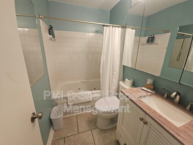 Building Photo - 4625 Tree Line Dr