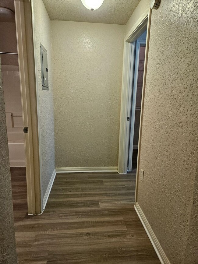 Building Photo - $600 Deposit*Spacious 1 BDRM Condo Downtown!