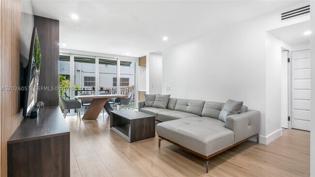 Building Photo - 2539 S Bayshore Dr