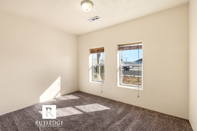Building Photo - 3 Bedroom House in Central Point!