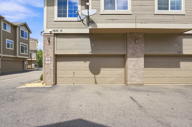 Building Photo - $2,695.95 - 3 Bed, 2.5 Bath Newly Updated Townhome in Centennial with Central AC