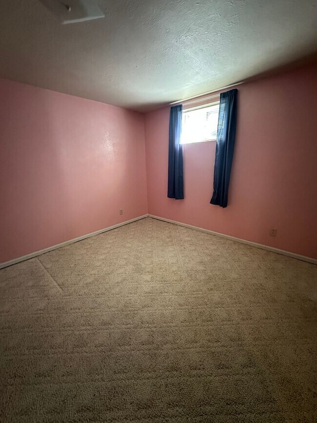 Building Photo - 5 bedroom 3 bathroom Sinlge Family House in Aurora