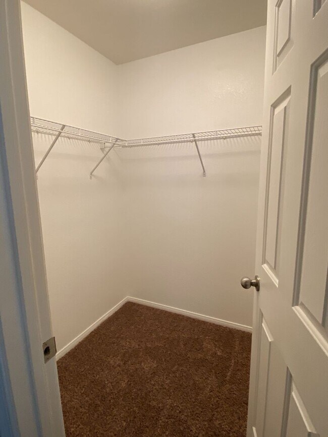 Building Photo - 2 Story 2 brm 2 1/2 bath 1 car garage home