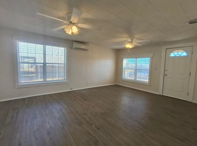 Building Photo - Charming and Spacious 3 bedroom, 2 bath home AVAILABLE NOW!