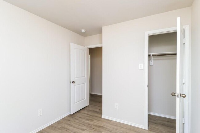Building Photo - 923 Imperial Bend Dr