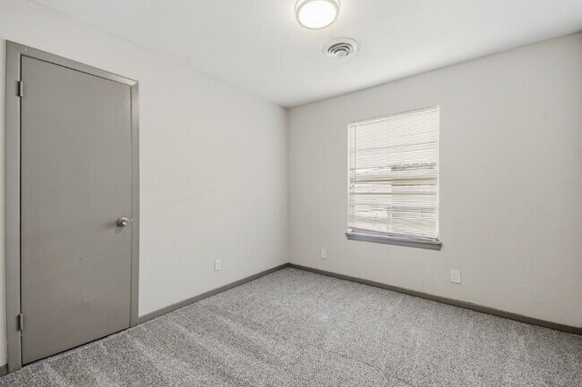 Building Photo - 4-Bedroom in Baytown's Craigmont Place with Washer, Dryer, and Fridge Included.