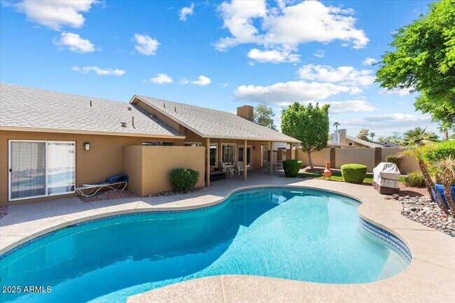 Building Photo - 8894 E Sheena Dr
