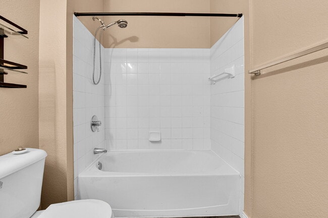 Building Photo - $1,695, 2-bed, 1.5 bath located in Aurora with a 1 car detached garage