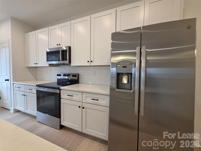 Building Photo - 418 S Shaver St