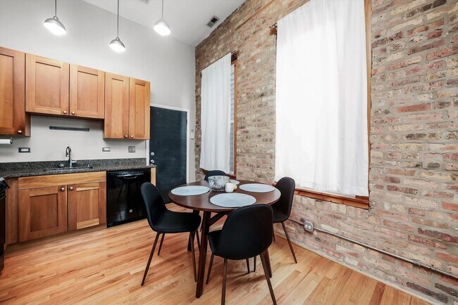 Building Photo - 2042 N Winchester Ave