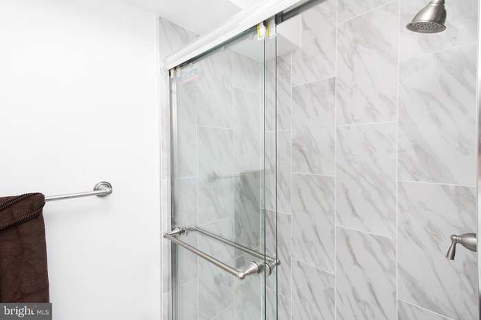 Master bedroom shower - 2703 Tarnbrook Dr
