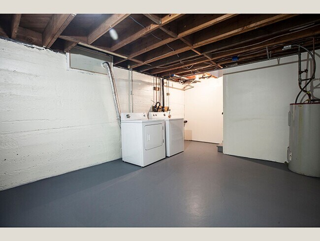 Building Photo - Retro Mid Century Townhome in Cedar Hills!