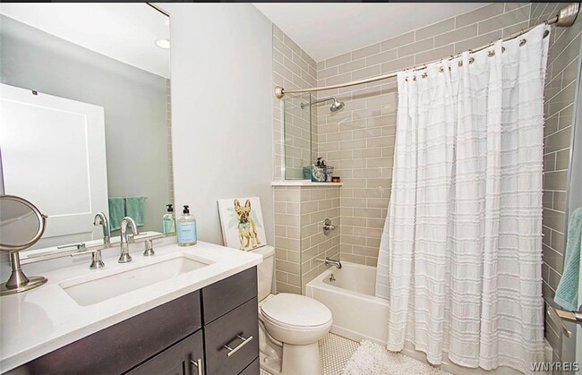 Building Photo - 4779 South Park Ave