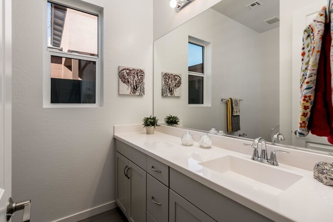 Building Photo - 927 E Paseo Way
