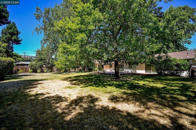 Building Photo - 251 Paraiso Dr