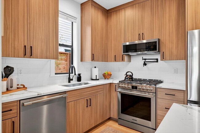 Building Photo - LAKE OSWEGO First Addition -Brand New Modern Cottage!