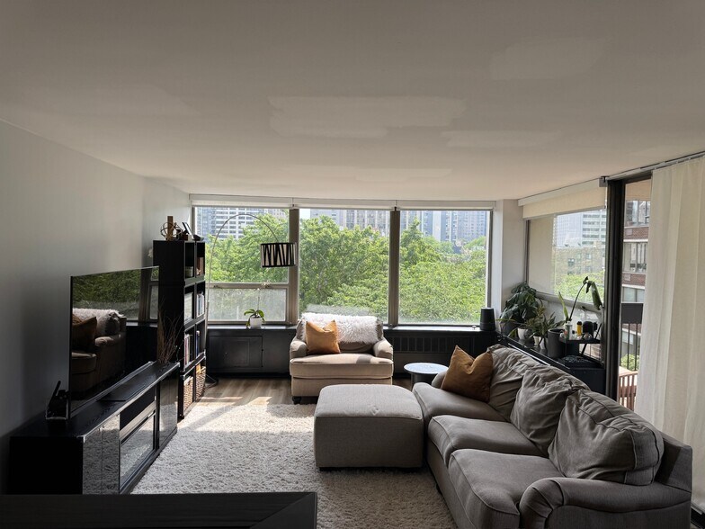 Building Photo - 1460 N Sandburg Ter