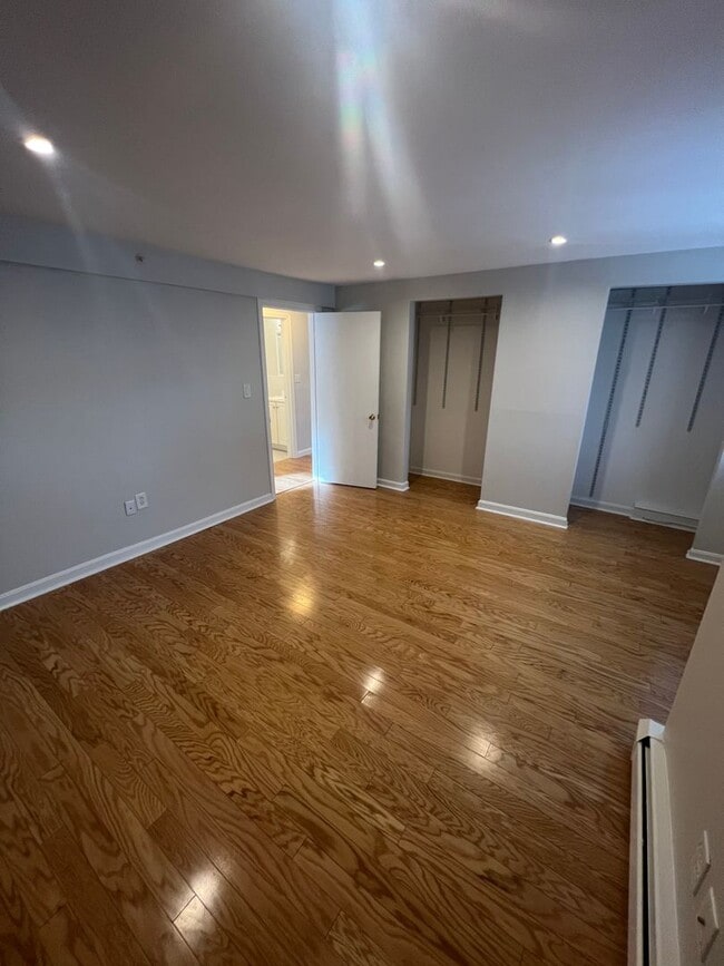 Building Photo - GARDEN LEVEL CONDO: 2 BED/1 BATH: Birchwoo...