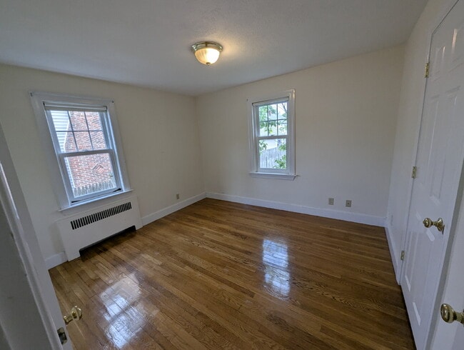 Building Photo - Charming 1st Floor Apartment in Convenient...