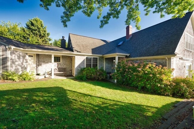 Building Photo - 73 Bayside Ave