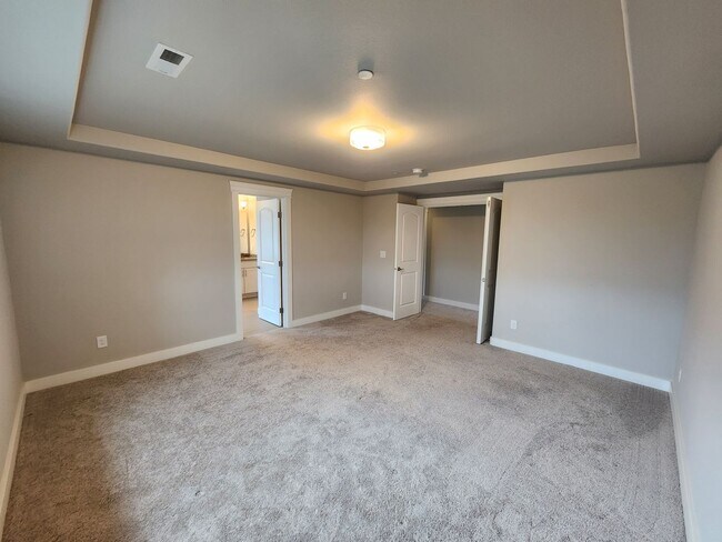 Building Photo - Large Spacious 4 Bed Home