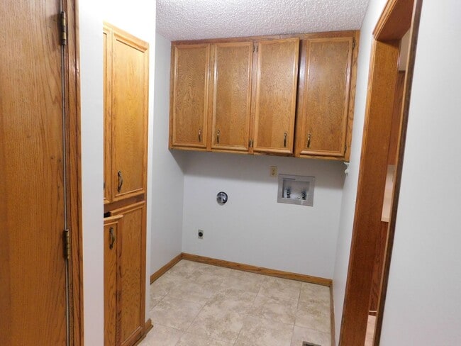 Building Photo - Stunning 5 Bedroom 3 Bathroom home!