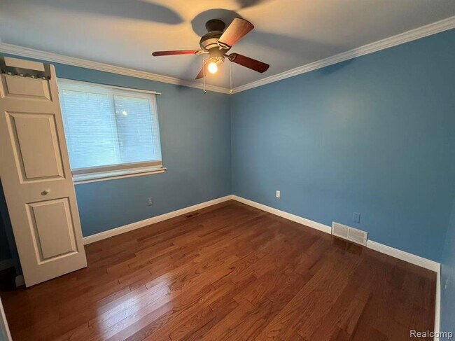 Building Photo - 3245 Parker Dr