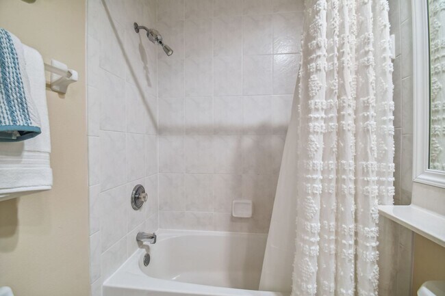 Building Photo - 3 Bed, 2 Bath Single Family Home in Sarasota