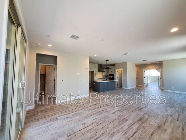 Building Photo - 835 N 110th Ave