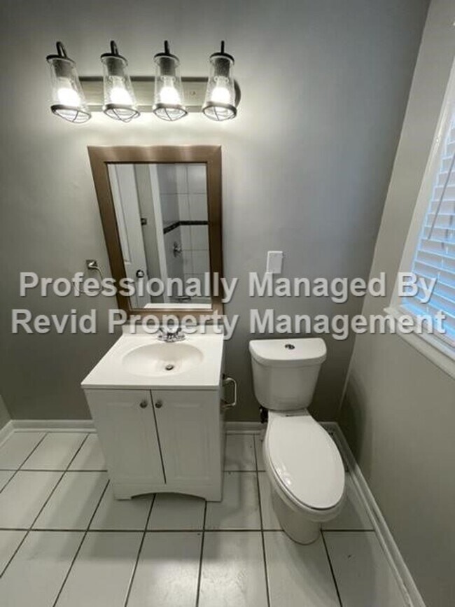 Building Photo - *FIRST MONTH RENT FREE* Freshly Renovated ...
