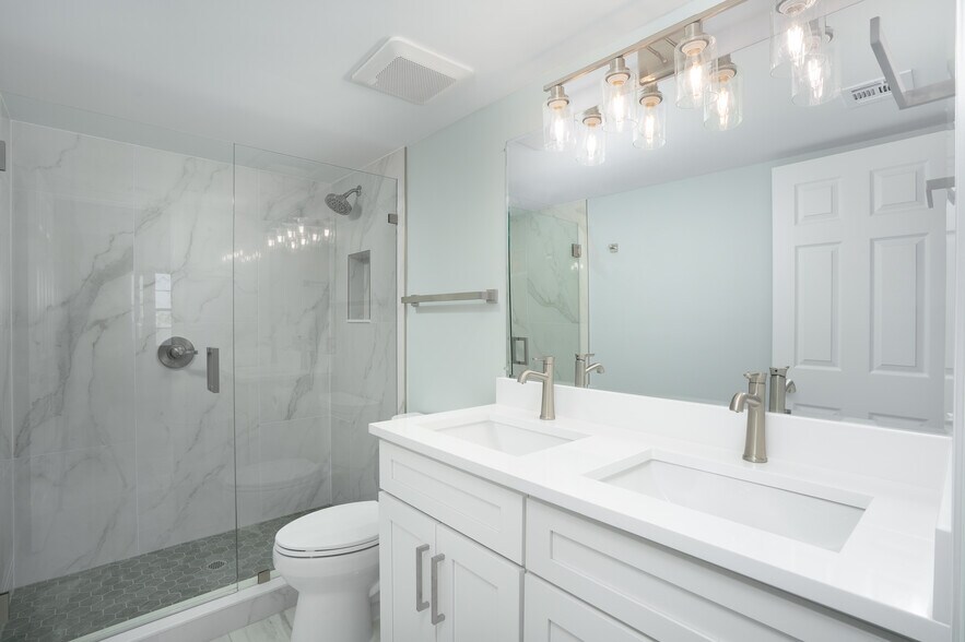 Master Bath - 1120 Little Neck Ct