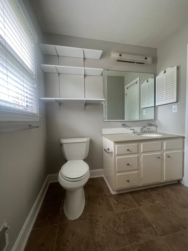 Building Photo - 1715 Bondale Pl