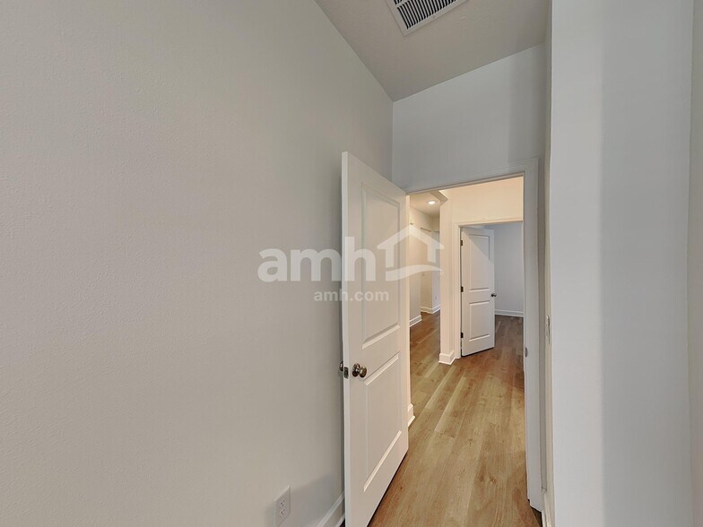 Building Photo - 16422 Cheyanne Ct