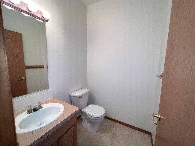 Building Photo - Spacious 2 bedroom 2.5 Bath Townhome in Auburn