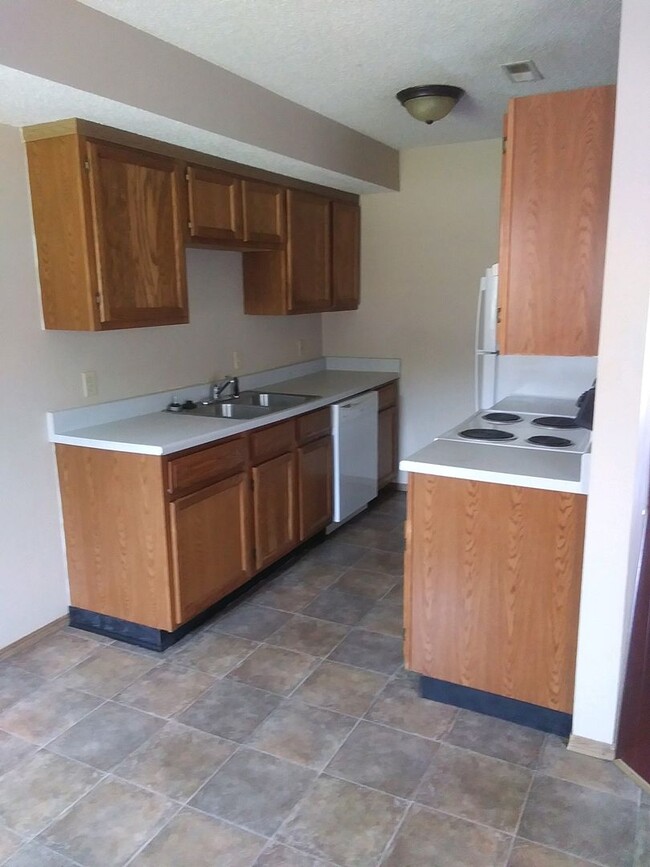 Building Photo - 3 bedroom, 1 1/2 bath townhouse in great l...