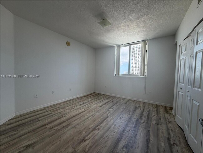 Building Photo - 275 NE 18th St