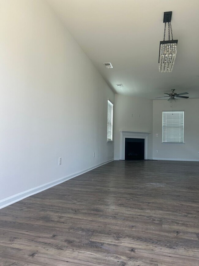 Building Photo - Beautiful 3-Bed, 2.5 Bath Home with Open F...