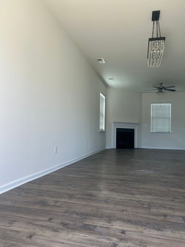 Building Photo - Beautiful 3-Bed, 2.5 Bath Home with Open Floorplan & Modern Upgrades